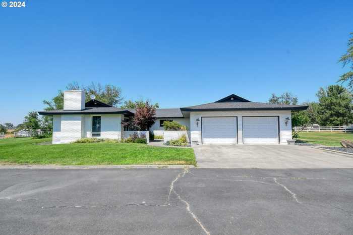 photo 1: 29495 KNIGHT RD, Hermiston OR 97838