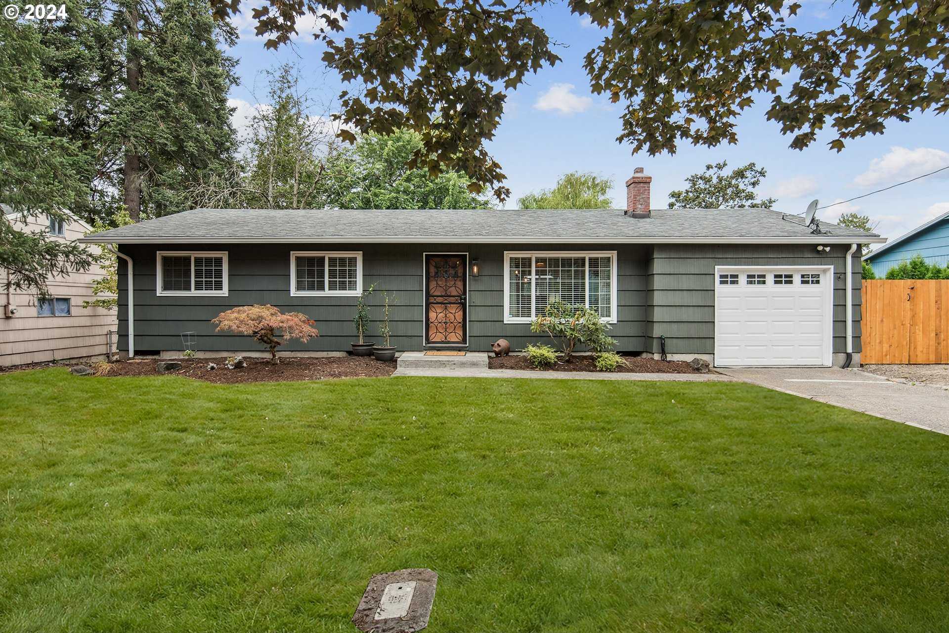 photo 1: 16433 SE SUN AVE, Milwaukie OR 97267