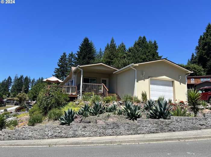 photo 2: 590 MEADOW LN, Brookings OR 97415