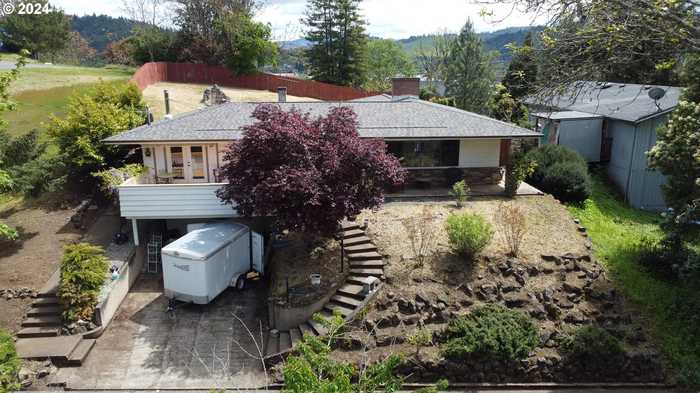 photo 1: 567 NE DENVER ST, Roseburg OR 97470