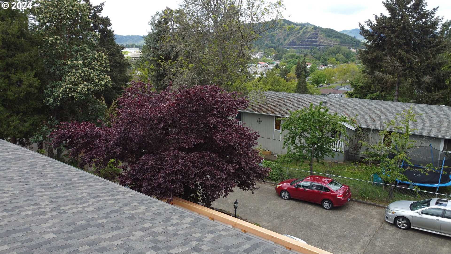 photo 3: 567 NE DENVER ST, Roseburg OR 97470