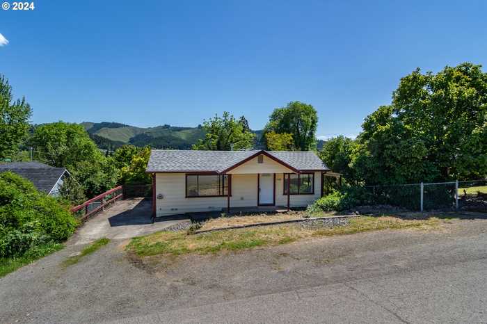 photo 1: 328 E FIFTH AVE, Sutherlin OR 97479