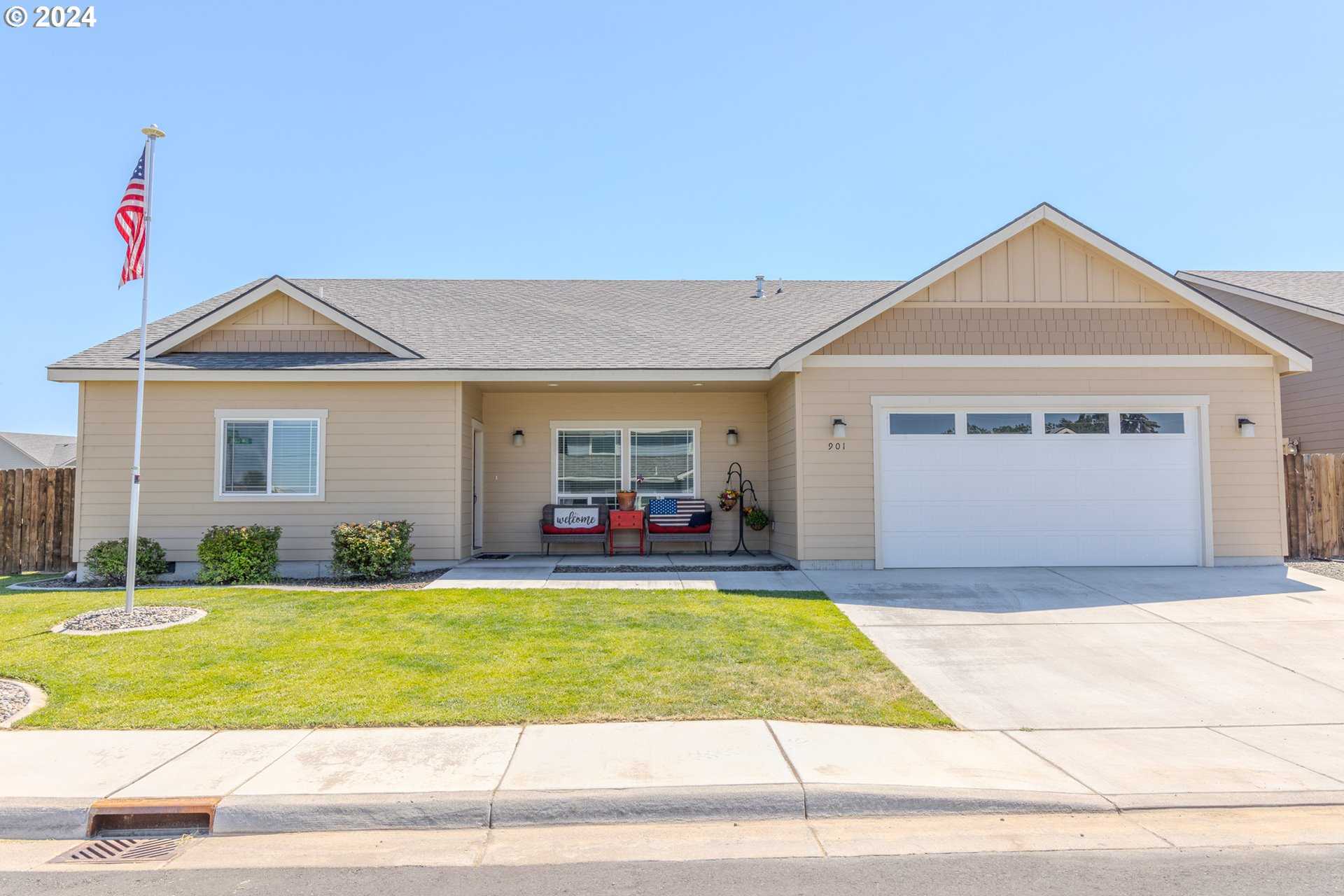 photo 1: 901 SW COYOTE DR, Hermiston OR 97838