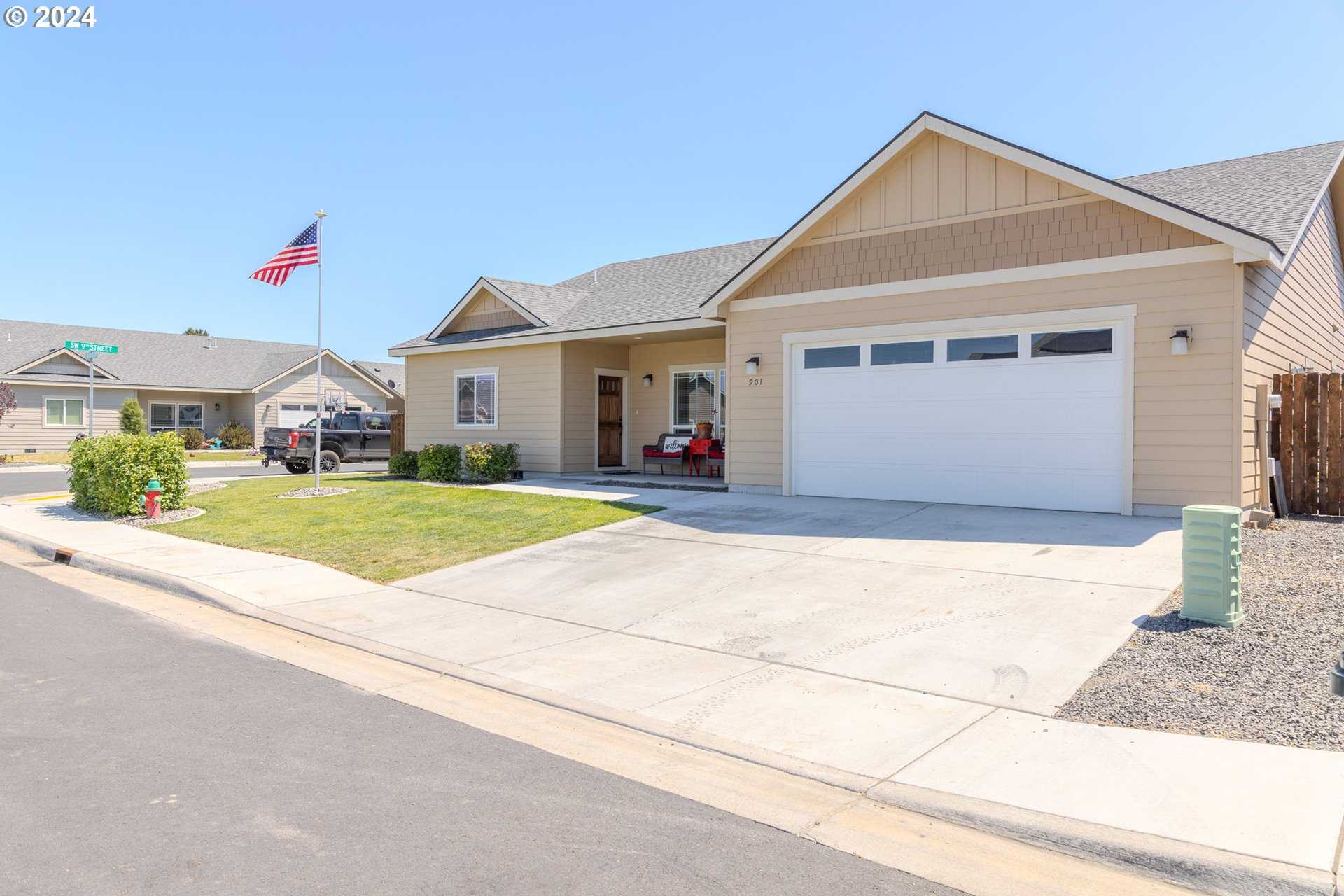 photo 3: 901 SW COYOTE DR, Hermiston OR 97838