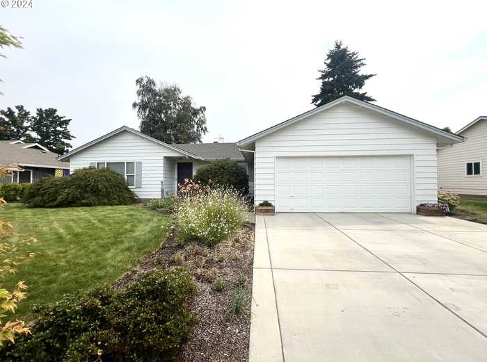 photo 2: 384 MCLAUGHLIN DR, Woodburn OR 97071