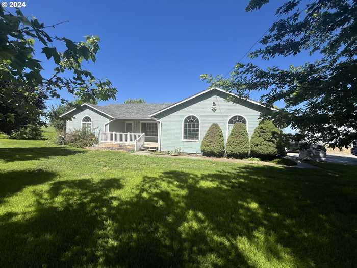 photo 1: 31437 MEDVILL CT, Hermiston OR 97838