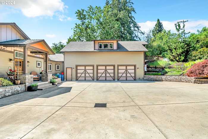 photo 2: 2735 EMERALD ST, Eugene OR 97403