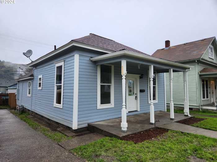 photo 1: 1426 SE PINE ST, Roseburg OR 97470