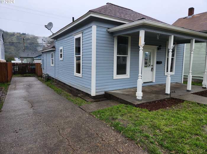 photo 2: 1426 SE PINE ST, Roseburg OR 97470