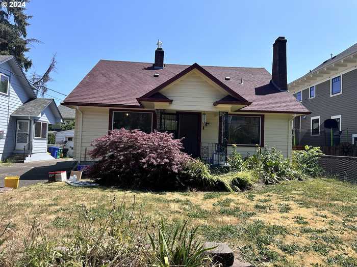 photo 1: 6104 SE 19 AVE, Portland OR 97202