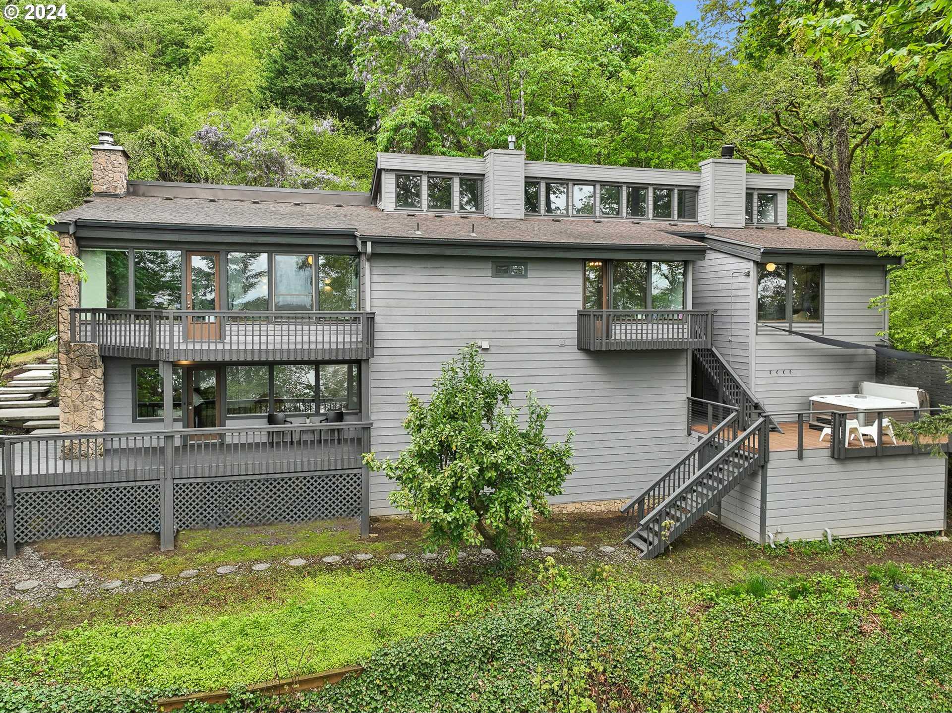 photo 2: 9335 NW ROSEWAY AVE, Portland OR 97231