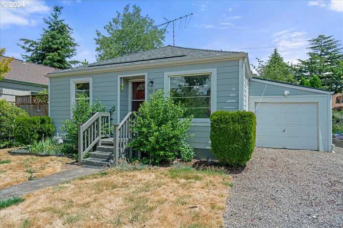 photo 1: 1010 13TH ST NE, Salem OR 97301