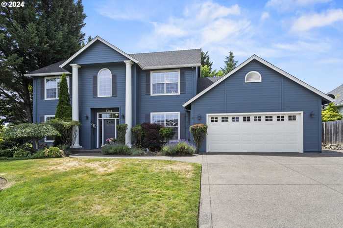 photo 1: 2442 FOX RUN DR, Medford OR 97504