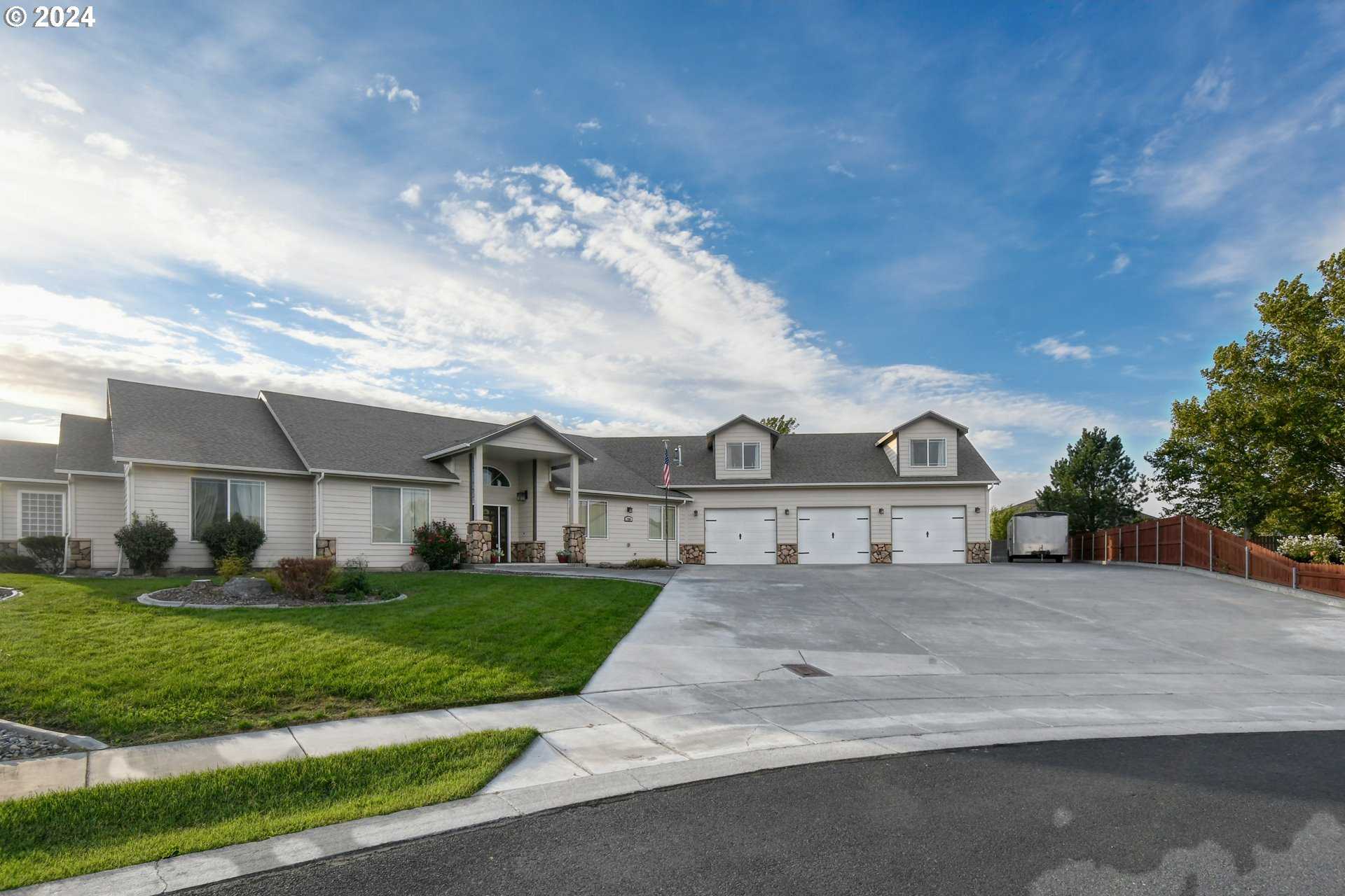 photo 1: 798 W SANDPIPER AVE, Hermiston OR 97838