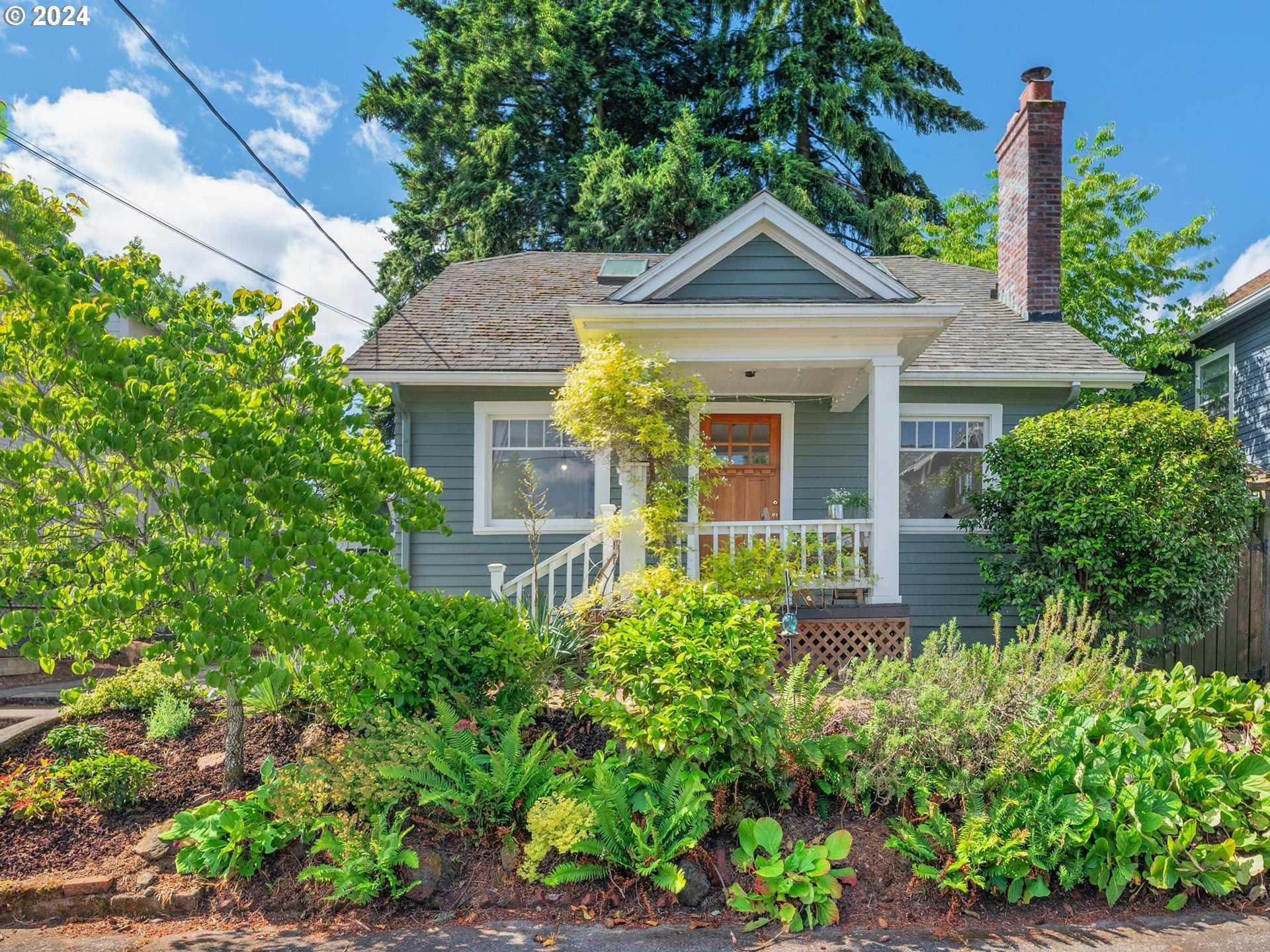 photo 1: 726 NE ROSELAWN ST, Portland OR 97211