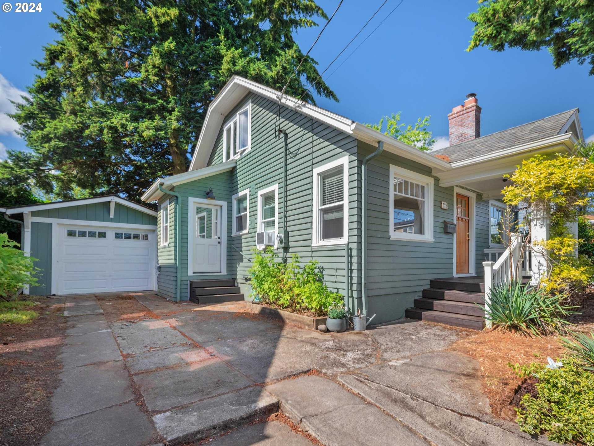 photo 3: 726 NE ROSELAWN ST, Portland OR 97211