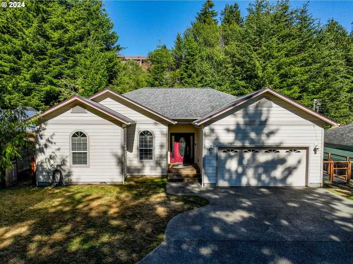 photo 2: 644 9TH AVE, Coos Bay OR 97420