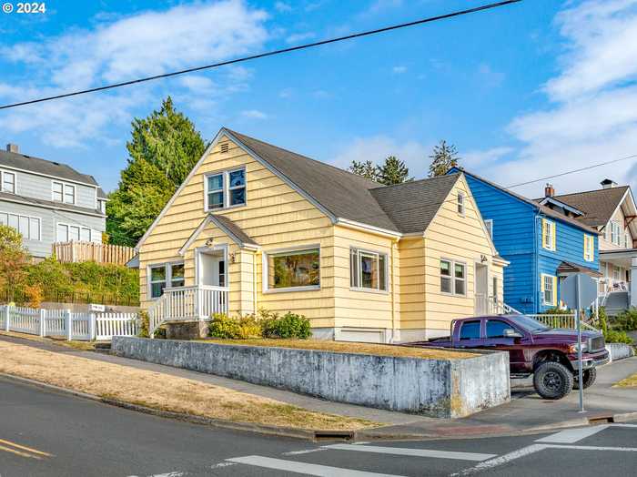 photo 1: 916 12TH ST, Astoria OR 97103