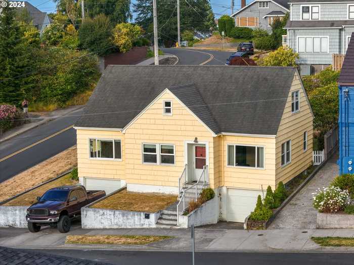 photo 2: 916 12TH ST, Astoria OR 97103