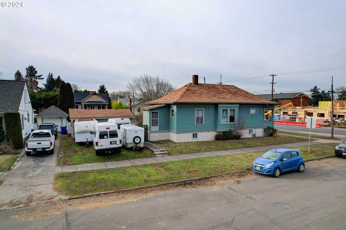 photo 2: 2104 N ROSA PARKS WAY, Portland OR 97217