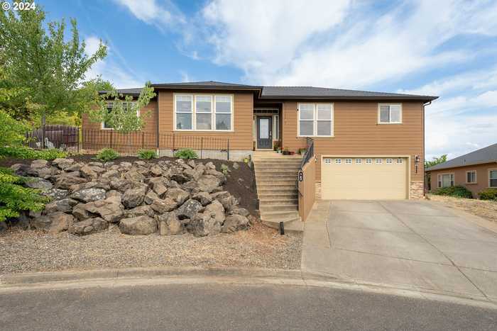 photo 1: 782 S SAVOY CT, Roseburg OR 97471