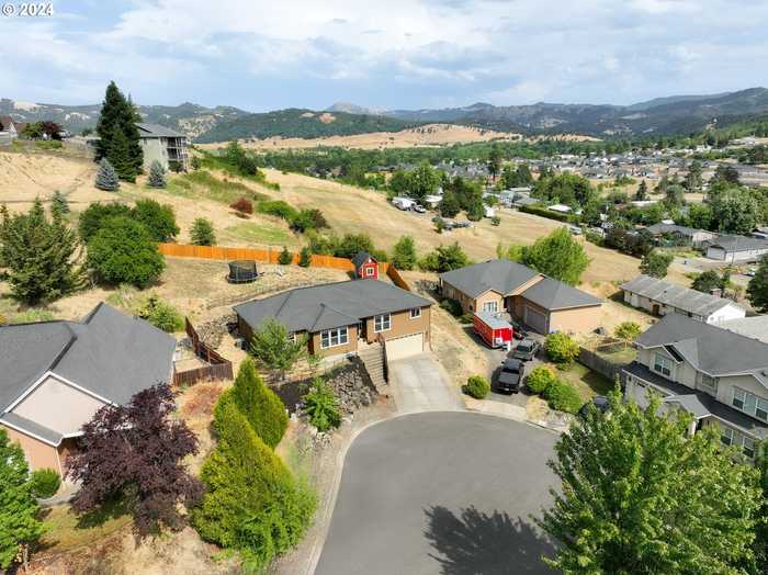 photo 2: 782 S SAVOY CT, Roseburg OR 97471