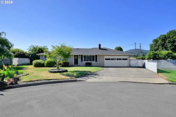 photo 1: 2466 CORRAL CT, Springfield OR 97477