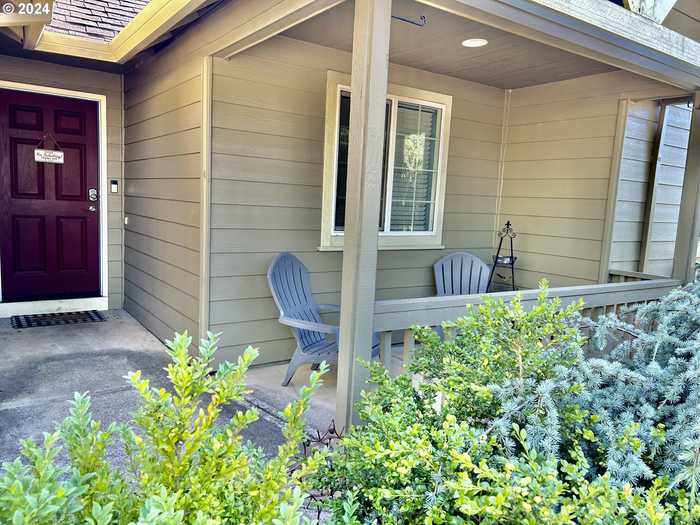 photo 2: 1350 JODI DR, Silverton OR 97381