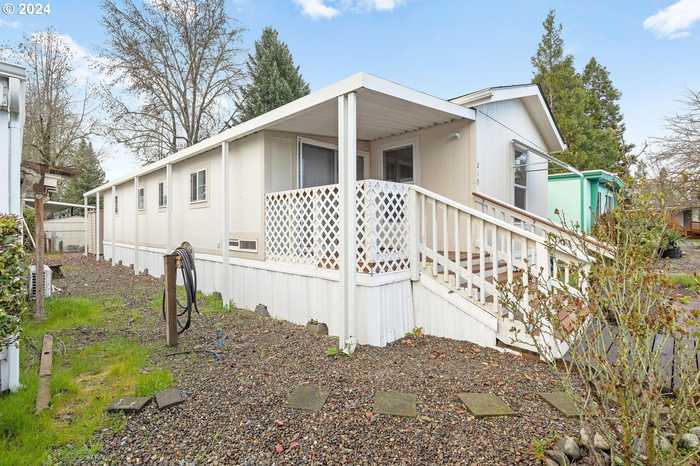 photo 2: 219 KINGSBURY DR, Grants Pass OR 97526
