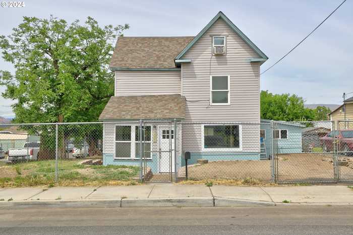 photo 2: 1301 E 10TH ST, The Dalles OR 97058