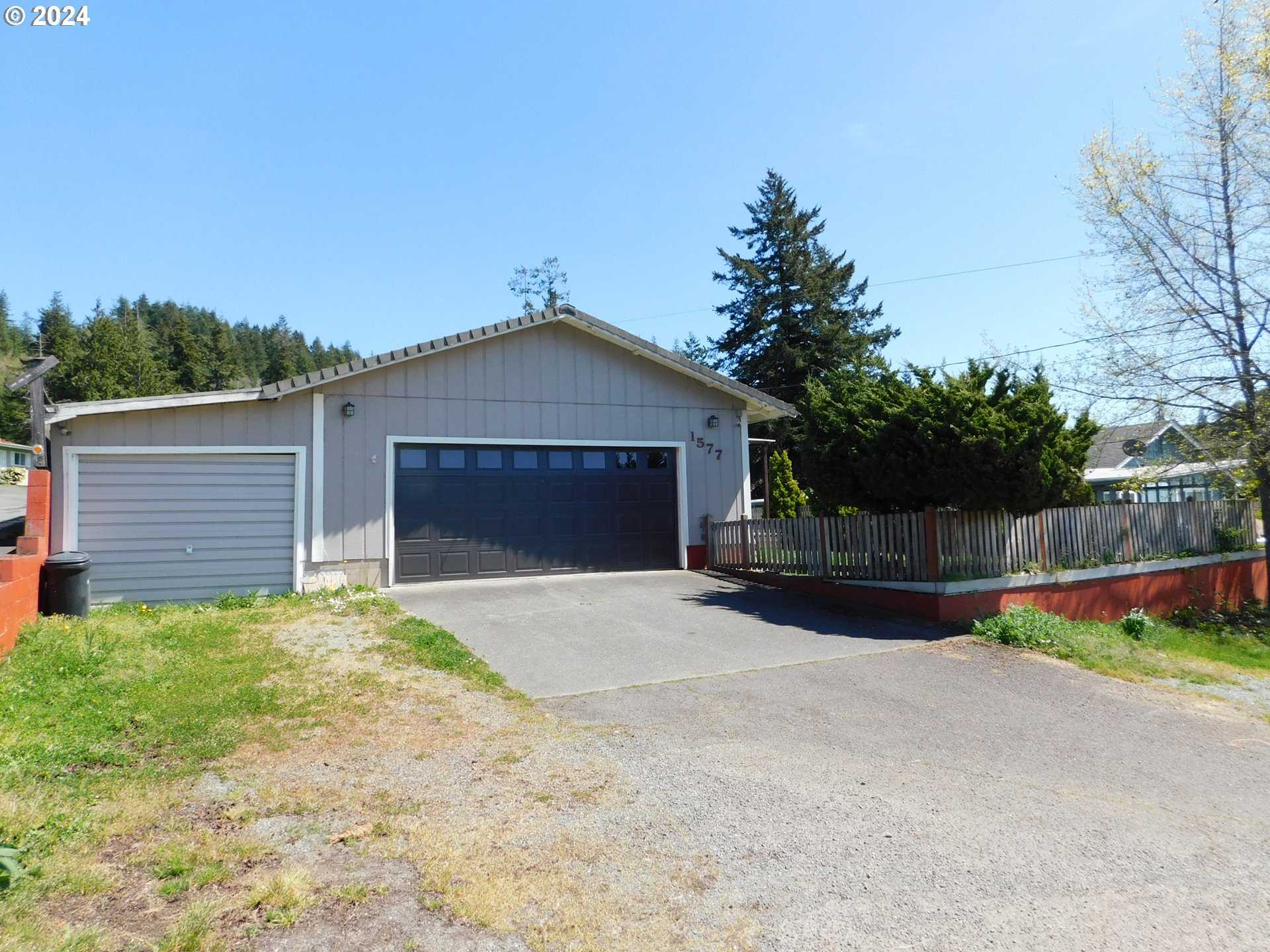 photo 2: 1577 19TH ST, Myrtle Point OR 97458