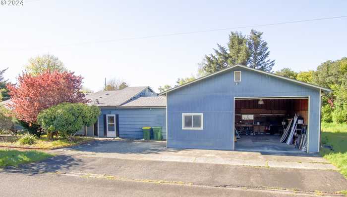 photo 1: 589 IVY ST, Florence OR 97439