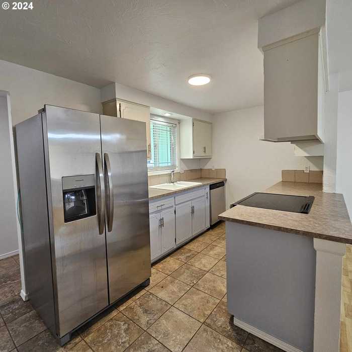 photo 2: 355 MEADOW LN, Creswell OR 97426