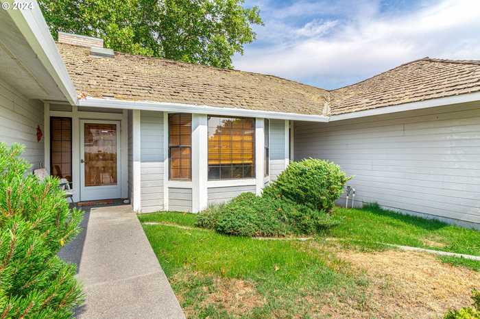 photo 2: 915 E TAMARACK AVE, Hermiston OR 97838