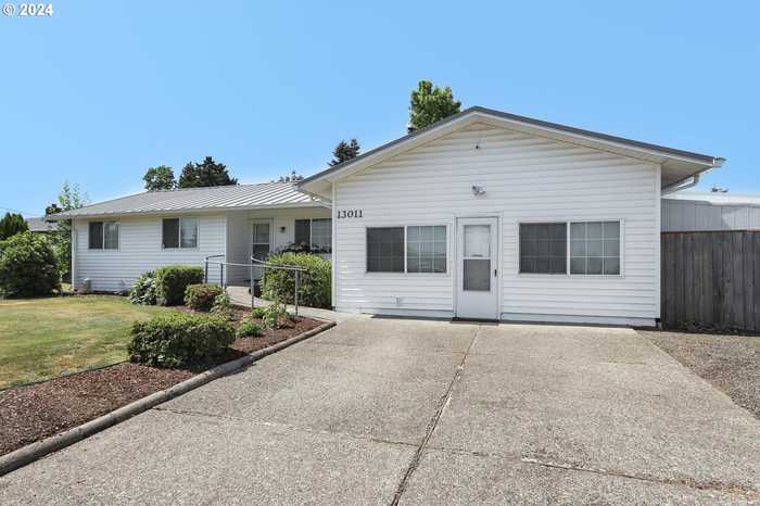 photo 2: 13011 BERTA DR, Oregon City OR 97045