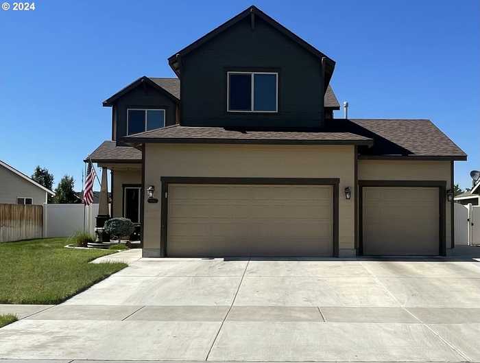 photo 1: 1333 E HURLBURT AVE, Hermiston OR 97838