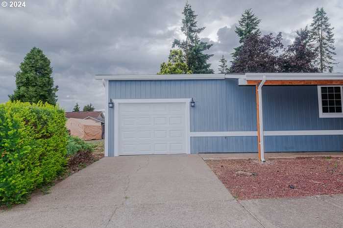 photo 1: 846 LOCHAVEN AVE, Springfield OR 97477