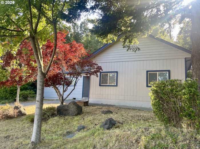 photo 2: 695 JOHN AVE, Coos Bay OR 97420