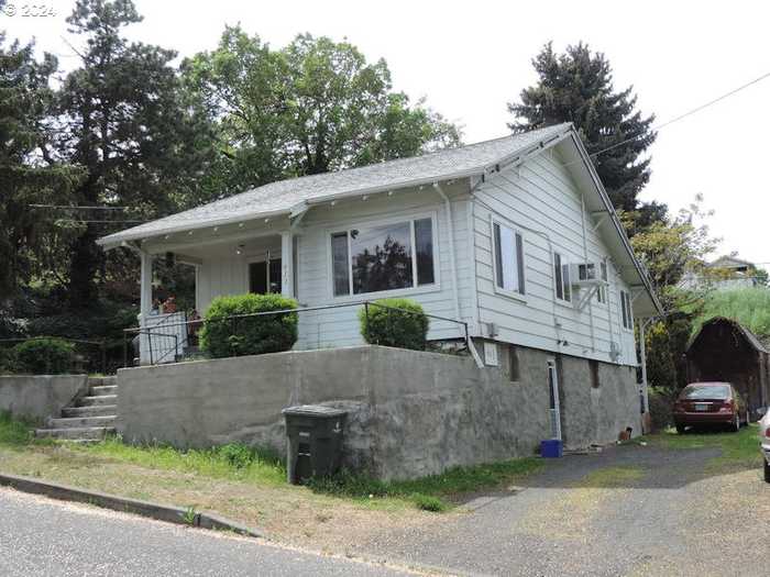 photo 2: 911 F ST, The Dalles OR 97058