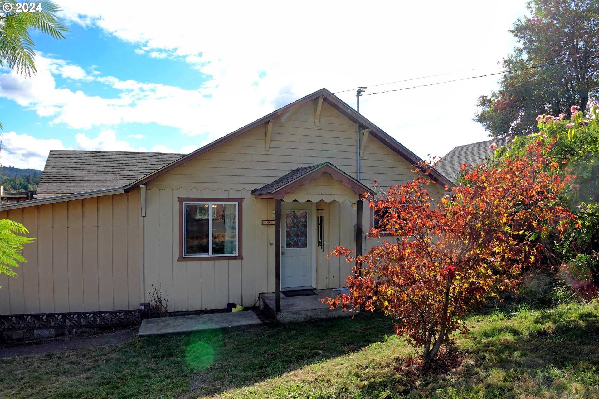 photo 2: 2047 NE FREEMONT AVE, Roseburg OR 97470