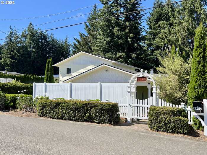 photo 2: 1740 PENNSYLVANIA ST, Coos Bay OR 97420