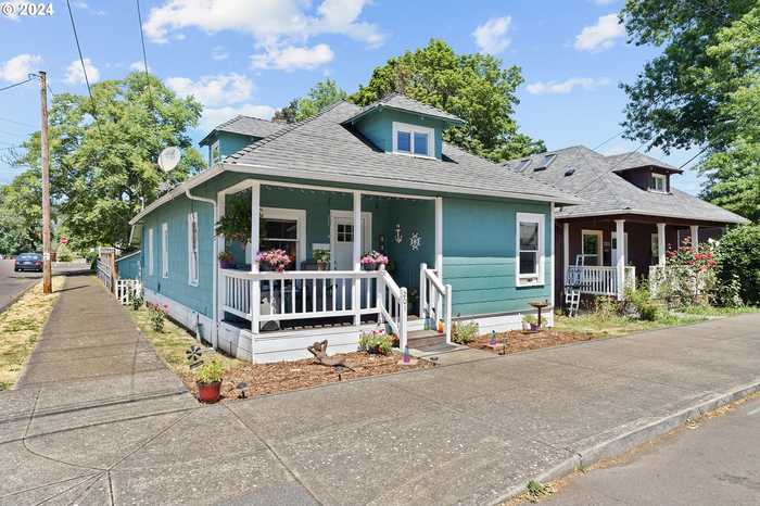 photo 1: 201 CENTER ST, Oregon City OR 97045