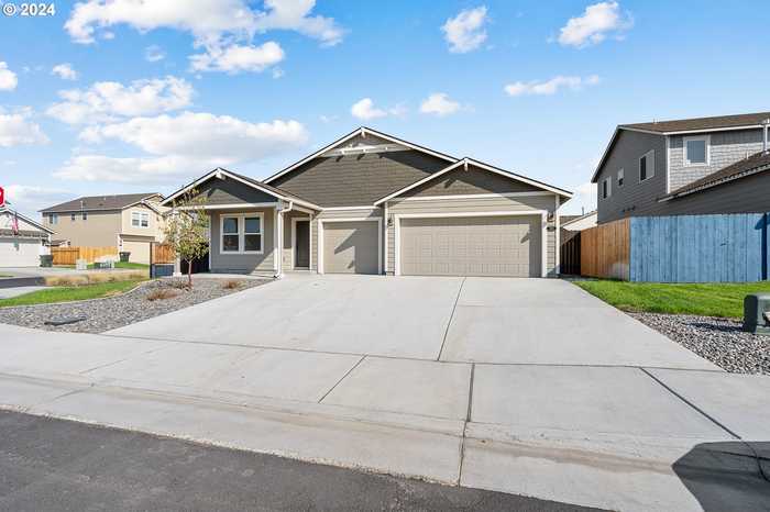 photo 2: 503 E Heather AVE, Hermiston OR 97838