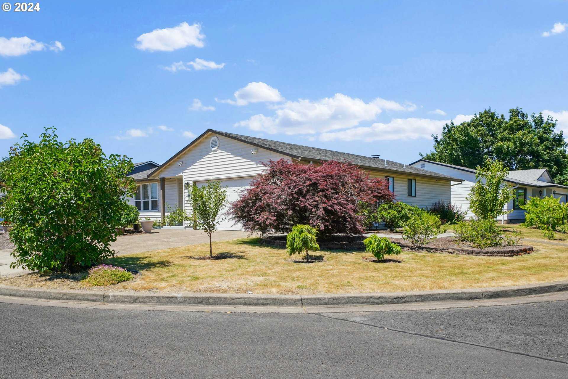 photo 2: 1303 VANDERBECK LN, Woodburn OR 97071