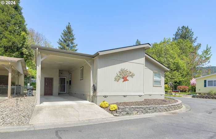 photo 2: 118 NW WRIGHTWOOD CIR, Grants Pass OR 97526