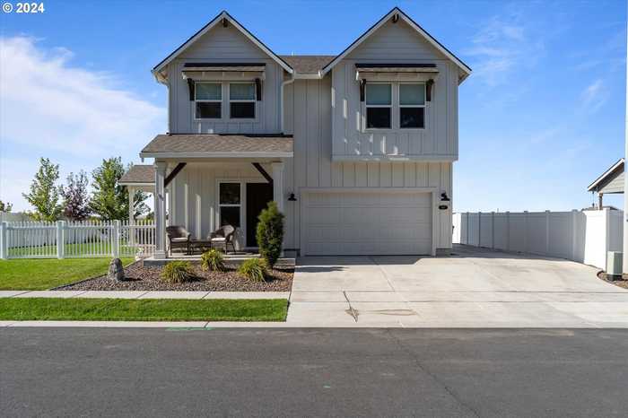 photo 1: 1463 E NEWPORT AVE, Hermiston OR 97838