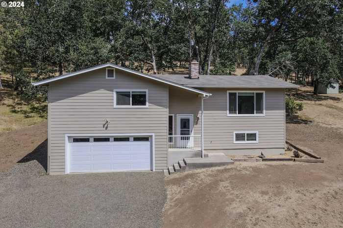 photo 1: 166 BARBERRY LN, Roseburg OR 97471