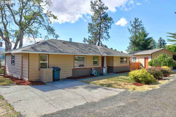 photo 2: 401 W 20TH ST, The Dalles OR 97058