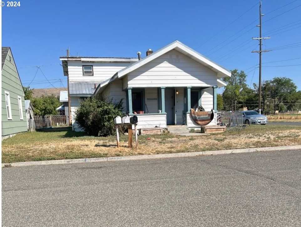 photo 1: 910 RESORT ST, Baker City OR 97814