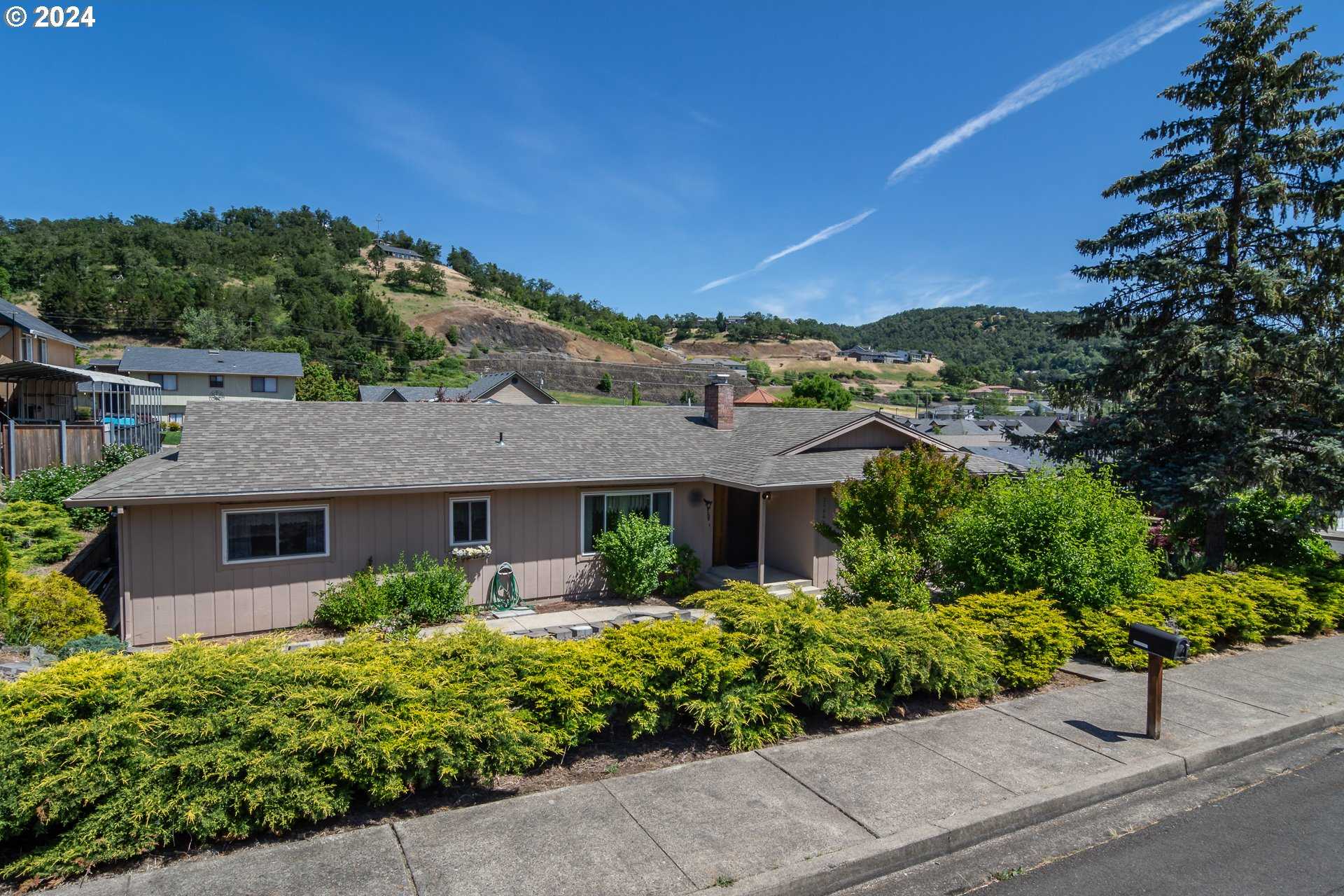 photo 1: 2066 NW SUNBERRY DR, Roseburg OR 97471